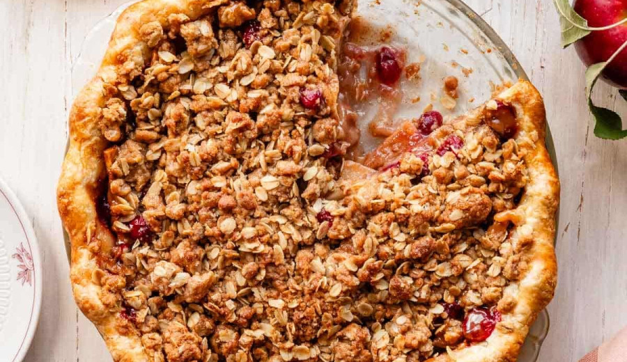 Low-Sugar Cranberry Apple Streusel Pie