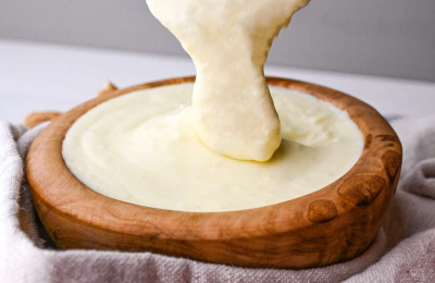 Lebanese Garlic Sauce (Toum)