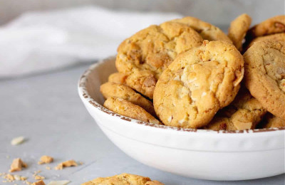 Almond Cookies with White Chocolate