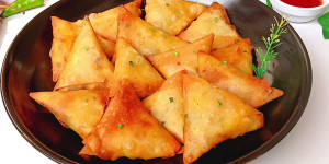 Tiny Pastry Pockets with Chicken