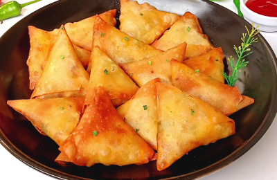 Mini Chicken Pockets with Pastry