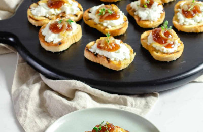 Figs Topped with Caramelized Onions and Goat Cheese