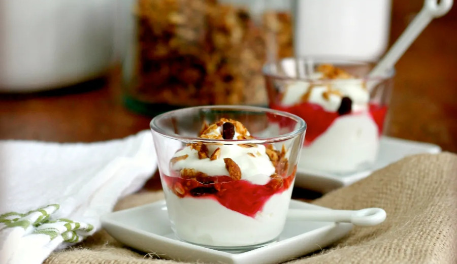 Prepare-Ahead Rhubarb Yogurt Parfaits