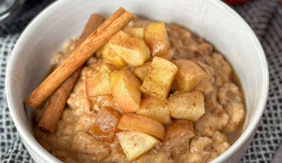 Apple Cinnamon Oatmeal in the Slow Cooker