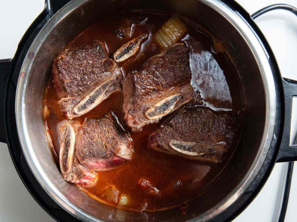 Short Ribs Made in an Electric Pressure Cooker