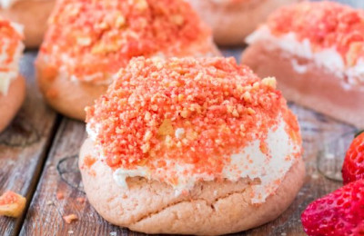 Strawberry Crunch Bar Cookies with Sundae Twist