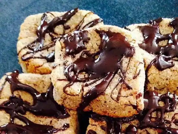 Sugar-Free Almond Pulp Cookies with Dark Chocolate Bliss