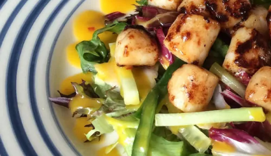 Salad with Avocado, Mango, and Scallops