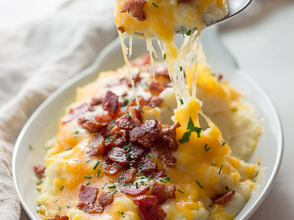 Cheddar and Garlic Cauliflower Mash with Low Carbs